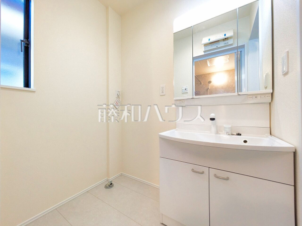 洗面室 【志木市中宗岡2丁目】 三面鏡付きの洗面台。鏡の裏にも収納があり、歯ブラシや化粧品等もすっきり収納できます。 洗面室 【志木市中宗岡2丁目】 三面鏡付きの洗面台。鏡の裏にも収納があり、歯ブラシや化粧品等もすっきり収納できます。