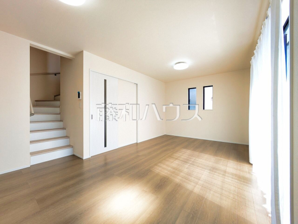 リビングイン階段によりいつも家族を身近に感じられます。「行ってきます」「お帰りなさい」を感じ、コミュニケーションの取れる空間となりそうです。 【志木市中宗岡2丁目】 リビングイン階段によりいつも家族を身近に感じられます。「行ってきます」「お帰りなさい」を感じ、コミュニケーションの取れる空間となりそうです。 【志木市中宗岡2丁目】