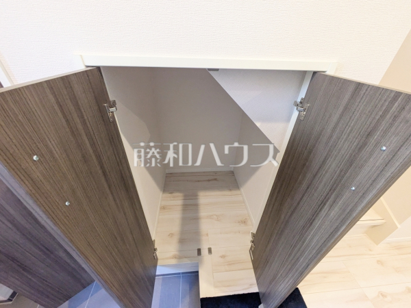デッドスペースになりがちな階段下は、収納スペースで有効活用 【新座市池田5丁目】 デッドスペースになりがちな階段下は、収納スペースで有効活用 【新座市池田5丁目】