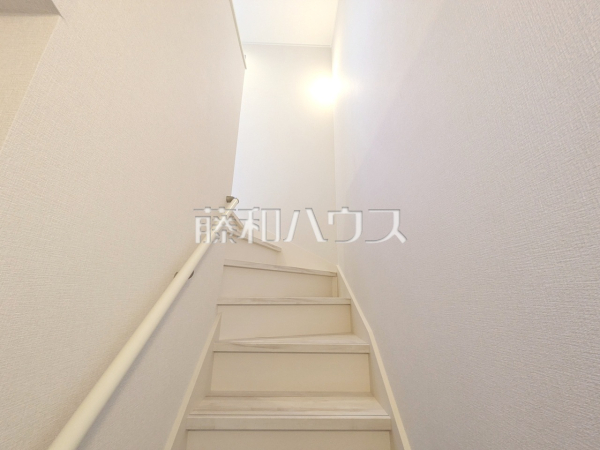 手すり付き階段でお子様やお年寄りの昇降も安心です。 【新座市池田5丁目】 手すり付き階段でお子様やお年寄りの昇降も安心です。 【新座市池田5丁目】