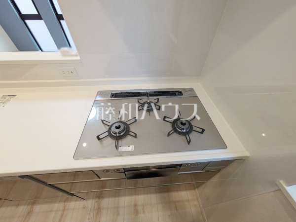 フラットな表面で汚れも拭きとりやすく、お掃除が簡単な3口ガラストップコンロ 【新座市池田5丁目】 フラットな表面で汚れも拭きとりやすく、お掃除が簡単な3口ガラストップコンロ 【新座市池田5丁目】