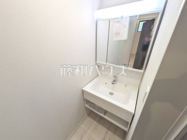 三面鏡付きの洗面台。鏡の裏にも収納があり、歯ブラシや化粧品等もすっきり収納できます。 【新座市池田5丁目】 三面鏡付きの洗面台。鏡の裏にも収納があり、歯ブラシや化粧品等もすっきり収納できます。 【新座市池田5丁目】