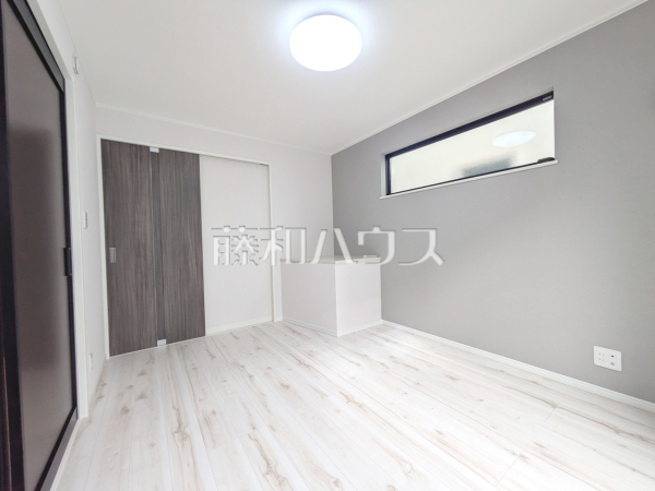 明るいカラーが採用されたお部屋は居室やワークスペースとして気持ち良く過ごせそうですね。 【新座市池田5丁目】 明るいカラーが採用されたお部屋は居室やワークスペースとして気持ち良く過ごせそうですね。 【新座市池田5丁目】