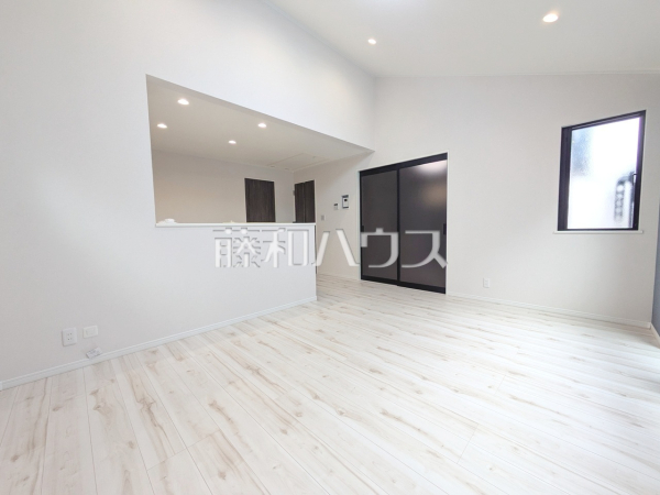 白を基調としたクロスになっているため、お部屋がより広く明るく感じます。窓からの光も取り込みます。 【新座市池田5丁目】 白を基調としたクロスになっているため、お部屋がより広く明るく感じます。窓からの光も取り込みます。 【新座市池田5丁目】