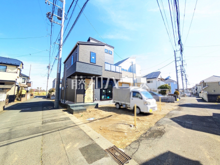 接道状況および現場風景 【日野市大字石田】
ご家族ぞれぞれの思い出と、どこまでも広がる空を独り占め!晴れ渡った青空の袂に、暖かな光に包まれ四季折々の風を感じる、幸せの空間がここに。 /撮影日2026/03/01