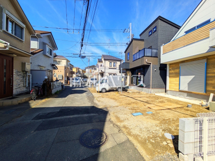 接道状況および現場風景 【日野市大字石田】
南側が開けているため、お日様の日差しもサンサンと降り注ぎます。 /撮影日2026/03/01