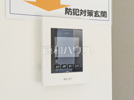 13号棟 TVモニター付インターホン 【朝霞市宮戸3丁目】 来訪者を室内のモニター画面で確認してから応対できるTVモニター付インターホン。突然の訪問にも安心して対応できる便利な設備です。/撮影日2026/10/08
