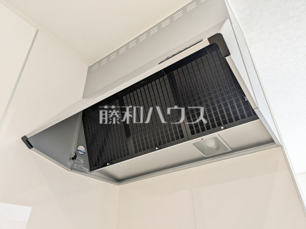 13号棟 レンジフード 【朝霞市宮戸3丁目】 お手入れのしやすいレンジフードは見た目もスッキリしていて、料理時の油煙やニオイを効率的に外に出せます。/撮影日2026/10/08