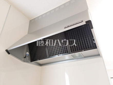 14号棟 レンジフード 【朝霞市宮戸3丁目】 お手入れのしやすいレンジフードは見た目もスッキリしていて、料理時の油煙やニオイを効率的に外に出せます。/撮影日2026/10/08