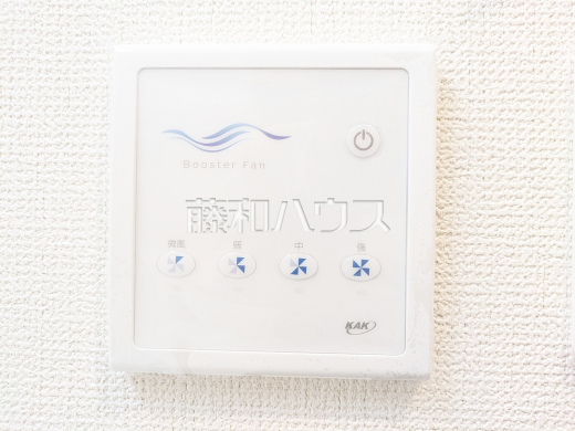 2号棟 ブースターファン(換気扇)リモコン 【八王子市大楽寺町】 長くなりがちなダクト内でも安定した排気を実現。部屋全体の空気をスムーズに入れ替え、結露やカビの抑制にも貢献します。