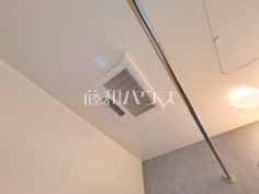 浴室乾燥機(浴室内上部)雨の日の強い味方!浴室換気乾燥機付きユニットバスで洗濯物が乾かせます。 浴室乾燥機(浴室内上部)雨の日の強い味方!浴室換気乾燥機付きユニットバスで洗濯物が乾かせます。