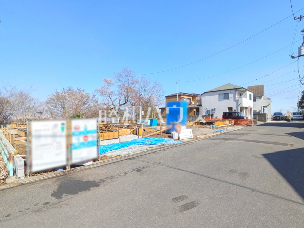 接道状況および現場風景 【日野市日野本町3丁目】前面道路約6mなので、運転が少し苦手な方でも運転・駐車がしやすそうですね。 接道状況および現場風景 【日野市日野本町3丁目】前面道路約6mなので、運転が少し苦手な方でも運転・駐車がしやすそうですね。
