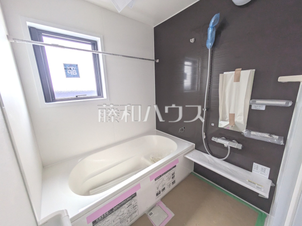 1号棟 浴室 【日野市日野本町3丁目】ゆったり寛げる1坪タイプのユニットバスで、疲れたからだを癒してあげて下さい。 1号棟 浴室 【日野市日野本町3丁目】ゆったり寛げる1坪タイプのユニットバスで、疲れたからだを癒してあげて下さい。