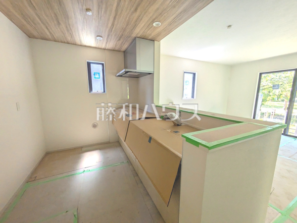 2号棟 キッチン 【日野市日野本町3丁目】窓のある明るいキッチンは、対面式なのでコミュニケーションも取りやすいです。 2号棟 キッチン 【日野市日野本町3丁目】窓のある明るいキッチンは、対面式なのでコミュニケーションも取りやすいです。