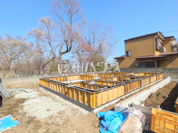 3号棟 外観 【日野市日野本町3丁目】旗竿地は、小さなお子様が急に道路に飛び出てしまうことを防ぎます。安心してお庭で遊ぶことができますね。 3号棟 外観 【日野市日野本町3丁目】旗竿地は、小さなお子様が急に道路に飛び出てしまうことを防ぎます。安心してお庭で遊ぶことができますね。