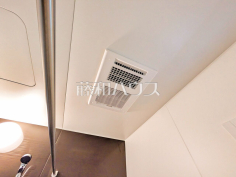 浴室乾燥機(浴室内上部)雨の日の強い味方!浴室換気乾燥機付きユニットバスで洗濯物が乾かせます。 浴室乾燥機(浴室内上部)雨の日の強い味方!浴室換気乾燥機付きユニットバスで洗濯物が乾かせます。