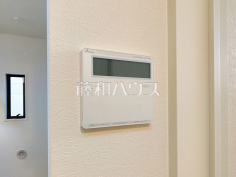 浴室給湯リモコン追焚き機能付きなので、生活時間の違う家族に便利です。 浴室給湯リモコン追焚き機能付きなので、生活時間の違う家族に便利です。