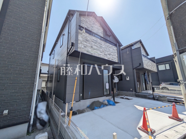 2号棟 外観 【日野市大字日野】
お洒落で雰囲気のある佇まいに自然のやさしい潤いを纏ったこの家は、街に新たな表情を見せてくれることでしょう。 2号棟 外観 【日野市大字日野】
お洒落で雰囲気のある佇まいに自然のやさしい潤いを纏ったこの家は、街に新たな表情を見せてくれることでしょう。