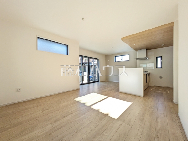 家族の存在を近くに感じ、心安らぐこの空間はいつも心地よく、気が付けば楽しい一日が終わろうとしている、そんな憩いのリビングです。 【国立市北3丁目】 家族の存在を近くに感じ、心安らぐこの空間はいつも心地よく、気が付けば楽しい一日が終わろうとしている、そんな憩いのリビングです。 【国立市北3丁目】