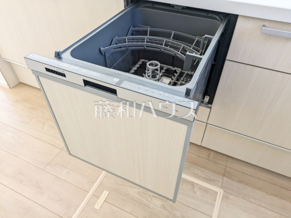 まとめ洗いができ、乾燥まで行ってくれる食器洗い乾燥機で食事の後片付けが楽になります。 【国立市北3丁目】 まとめ洗いができ、乾燥まで行ってくれる食器洗い乾燥機で食事の後片付けが楽になります。 【国立市北3丁目】