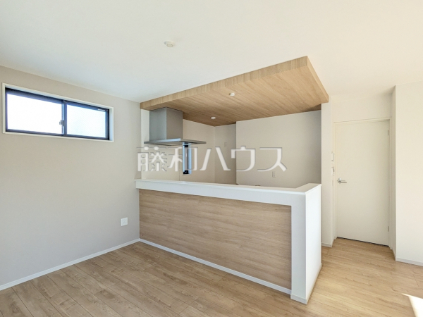 対面キッチンを採用したリビングは明るく開放感を主として設計しました。 【国立市北3丁目】 対面キッチンを採用したリビングは明るく開放感を主として設計しました。 【国立市北3丁目】