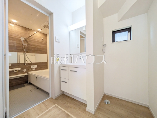 洗面室には三面鏡付きの洗面台。鏡の裏にも収納があり、歯ブラシや化粧品等もすっきり収納できて朝の準備がスムーズです 【国立市北3丁目】 洗面室には三面鏡付きの洗面台。鏡の裏にも収納があり、歯ブラシや化粧品等もすっきり収納できて朝の準備がスムーズです 【国立市北3丁目】