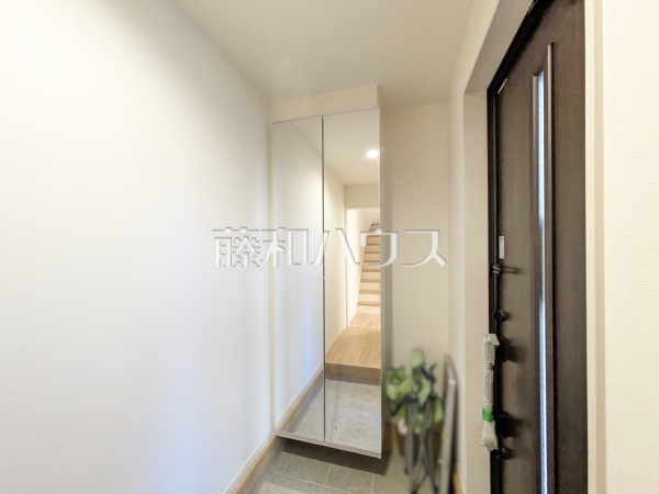 玄関には姿見がございます。身だしなみの最終チェックをして出掛けましょう! 【国立市北3丁目】 玄関には姿見がございます。身だしなみの最終チェックをして出掛けましょう! 【国立市北3丁目】