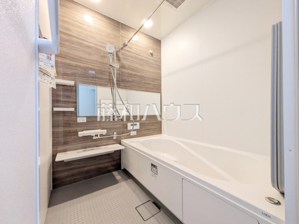 一日の疲れを癒してくれるバスルームは、ゆったりと半身浴をしながら読書を楽しんだりお子様と一緒に入浴したりと寛げる空間です。 【国立市北3丁目】 一日の疲れを癒してくれるバスルームは、ゆったりと半身浴をしながら読書を楽しんだりお子様と一緒に入浴したりと寛げる空間です。 【国立市北3丁目】