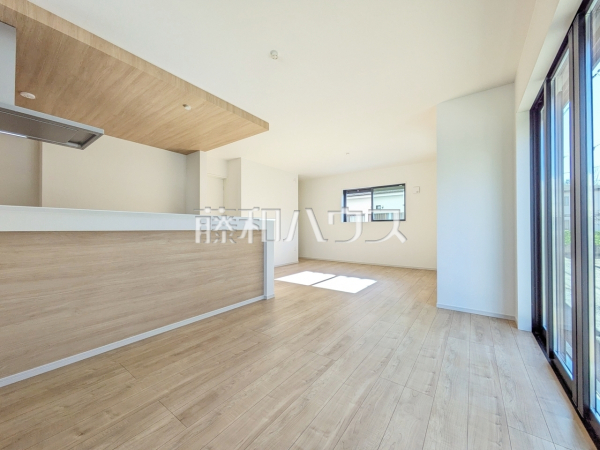 採光溢れるリビングで、家族団らんのひと時をお過ごし下さい。 【国立市北3丁目】 採光溢れるリビングで、家族団らんのひと時をお過ごし下さい。 【国立市北3丁目】