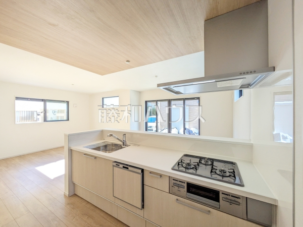 家族との会話も弾む対面式キッチン。3口ガスコンロは複数の調理を一度に行うことができ、レンジフードは見た目もスッキリしていてお手入れがしやすいです。 【国立市北3丁目】 家族との会話も弾む対面式キッチン。3口ガスコンロは複数の調理を一度に行うことができ、レンジフードは見た目もスッキリしていてお手入れがしやすいです。 【国立市北3丁目】