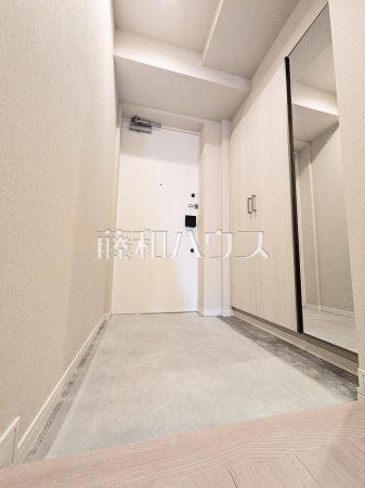 玄関/「住まいの顔」とも言われ、家全体のイメージを左右する重要な玄関スペース。お気に入りのインテリア用品や小物などで素敵な空間を演出してください。 【クラッシィハウス浜田山】 玄関/「住まいの顔」とも言われ、家全体のイメージを左右する重要な玄関スペース。お気に入りのインテリア用品や小物などで素敵な空間を演出してください。 【クラッシィハウス浜田山】