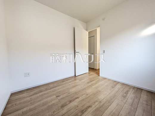 1号棟 納戸 【日野市万願寺6丁目】
納戸は窓が控えめで日光の影響を受けにくく、洋服や本の日焼けを気にせず保管することができます。