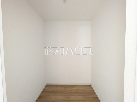 1号棟 ウォークインクローゼット 【日野市万願寺6丁目】
ウォークインクローゼットには衣類はもとより、キャリーケース等の大物や衣装ケースなども収まりお家がスッキリ!