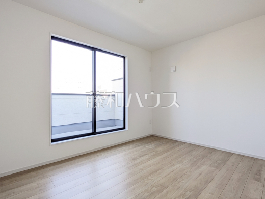 1号棟 居室 【日野市万願寺6丁目】
木目が美しいウッディなフローリングの居室は、穏やかで心安らぐ空間となるでしょう。