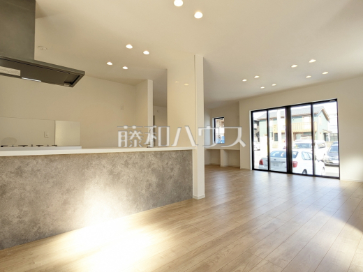 1号棟 リビング 【日野市万願寺6丁目】
たっぷりの日差しや心地良い風が入る、広々とした約22帖のリビングが魅力♪LDKには大きな窓が施され、明るさと通風を確保した快適な空間です。