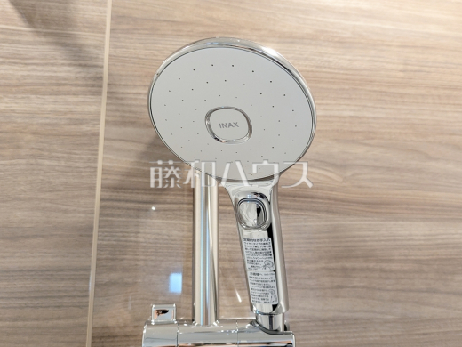 スイッチ付シャワーヘッド 浴室のシャワーは手元で止水ができるスイッチ付シャワーヘッドにより、さらに節水効果がアップします。