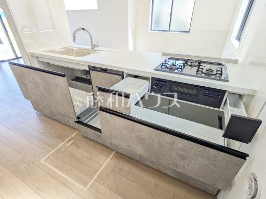 1号棟 キッチン 【日野市万願寺6丁目】
ビルトイン食洗機は毎日の家事を軽減させてくれます。またワークトップも広々使え機能性も向上します。