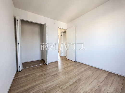 1号棟 居室 【日野市万願寺6丁目】
幼い頃のたくさんの想い出が詰まった実家の部屋。それは特別な場所としていつまでも心に残っています。いつかこの部屋が子供たちにとってのそのような場所になるのかな?