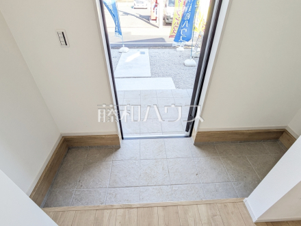 1号棟 土間収納 【日野市万願寺6丁目】
玄関は土間収納付きなので、ペット用品やスポーツ用品・ベビーカーなど、外で使用し汚れているものをお家に上げることなく保管することができます。 /撮影日2026/03/12