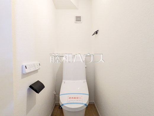 1号棟 トイレ 【日野市万願寺6丁目】
健康は確かな洗浄から。体調の悪いときにも効果的な温水洗浄機能付きトイレ。ご家族一人ひとりのお好みに合わせてご使用頂けます。