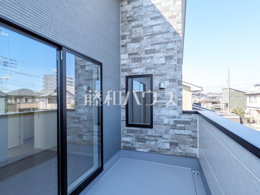 1号棟 バルコニー 【日野市万願寺6丁目】
南向きのバルコニーは日差しもたっぷり注ぎ、お洗濯物もよく乾きます。