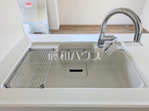 1号棟 キッチンシンク 【日野市万願寺6丁目】
いつでもおいしいお水が飲める浄水器一体型水栓も完備。ホースが伸びるためシンクのお掃除も楽々です。