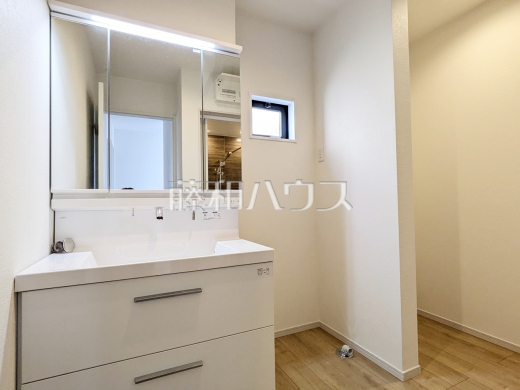 1号棟 洗面室(施工中) 【日野市万願寺6丁目】
洗面室は、急いでいる朝でも二人で使える広さになっております。