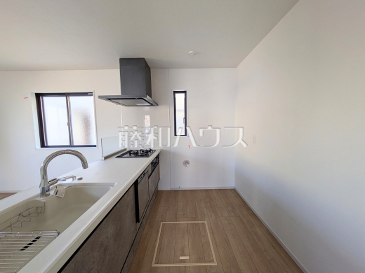 1号棟 キッチン 【日野市万願寺6丁目】
家事をしながらご家族との会話も楽しめる対面キッチン。