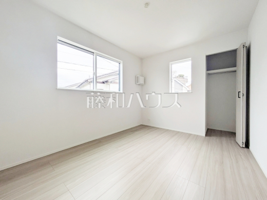 居室は2面採光により明るく開放的な空間となっています。 【新座市道場1丁目】