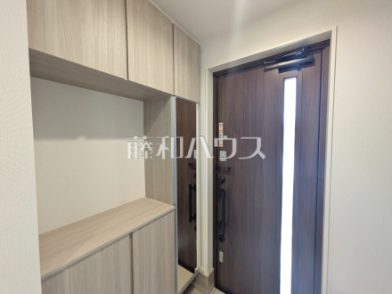 玄関には姿見がございます。身だしなみの最終チェックをして出掛けましょう! 【新座市道場1丁目】/撮影日2026/03/19