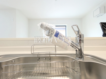 いつでもおいしいお水が飲める浄水器一体型水栓も完備。 【新座市道場1丁目】/撮影日2026/03/19
