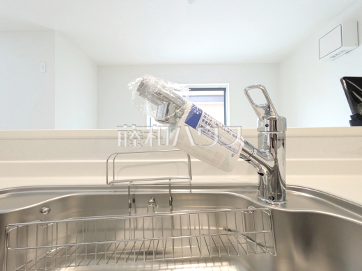 いつでもおいしいお水が飲める浄水器一体型水栓も完備。 【新座市道場1丁目】