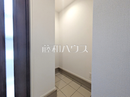 シューズインクローゼットがあるため靴をたくさん収納でき、玄関をスッキリ綺麗な空間に保てます。 【新座市道場1丁目】/撮影日2026/03/19