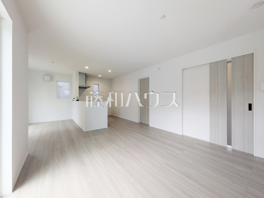 リビング 【新座市道場1丁目】